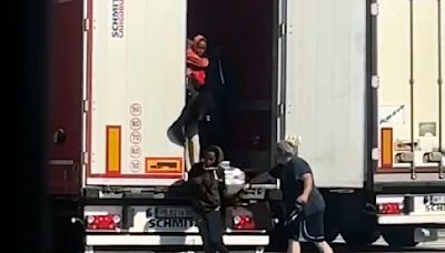 Italia busca a camionero que aparece en video golpeando a mujeres migrantes