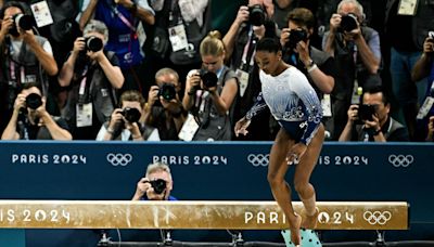 Simone Biles y una caída inesperada: quedó fuera de las medallas en viga