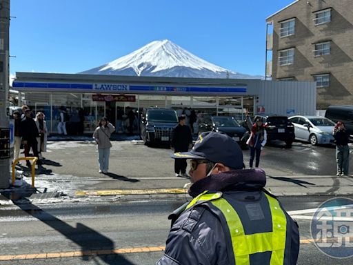 遊客搶拍富士山造成混亂 河口湖站前Lawson架「黑幕」動工了