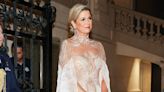 Máxima impacta en París con su look más arriesgado: un vestido transparente de efecto tatuaje