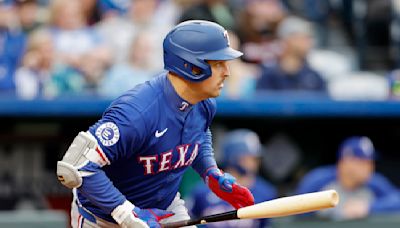 Lowe has 4 hits as Rangers beat Royals 15-4