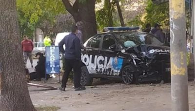 Un patrullero nuevo chocó contra un utilitario en Rosario y se incrustó en el portón de una casa