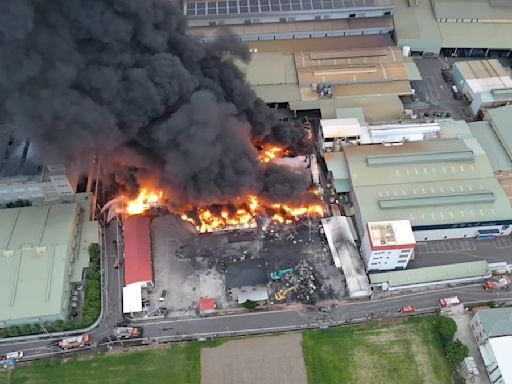 爆炸聲不斷！台南塑膠工廠陷火海 從黑夜燒至白天