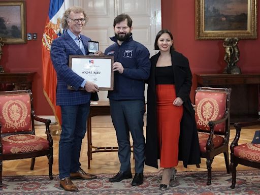 Un vals en La Moneda: la trastienda del premio recibido por André Rieu de manos del presidente Boric - La Tercera