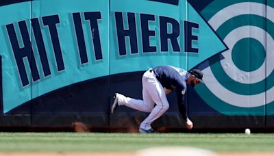 Four-run 4th inning fueled by Mitch Haniger error sinks Seattle Mariners in 5-2 loss to Braves