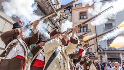 Salvas en honor de los patriotas de 1808: una recreación conmemora la declaración asturiana de guerra a Napoleón
