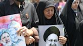 Irán: miles de personas se congregan en la ciudad natal de Ebrahim Raisi para su entierro
