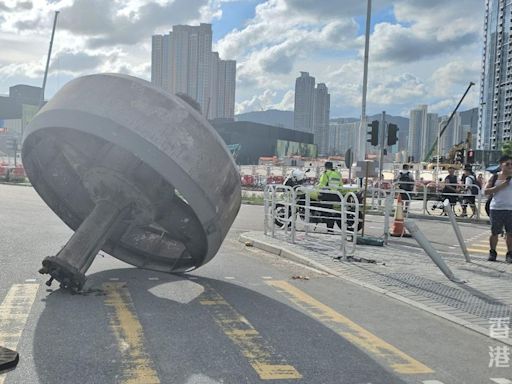 疑貨車未綁牢！「巨輪」橫躺港馬路中央 民衆嚇傻急報案│TVBS新聞網