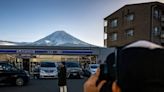 不滿遊客失態！日本河口湖祭出「黑幕」遮蔽拍攝角度 與富士山同框美景不再