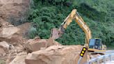 基隆山崩台2線中斷 「2.2萬立方土石」公路總局估1周清完
