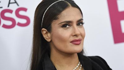 Salma Hayek vuelve locas a las redes con su último posado veraniego