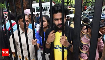 Watch: Chennai Super Kings receive a rousing welcome at M Chinnaswamy ahead of the crucial RCB vs CSK IPL clash | Cricket News - Times of India