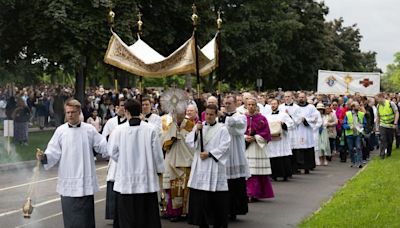 7,000 Strong: St. Paul Eucharistic Procession Called ‘A Minor Miracle’