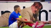 La viral escena de Mbappé y una curiosa valla publicitaria: ¡imposible cuadrarlo mejor! - MarcaTV