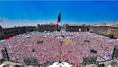 Marea Rosa inunda el Zócalo; llaman a la unidad nacional