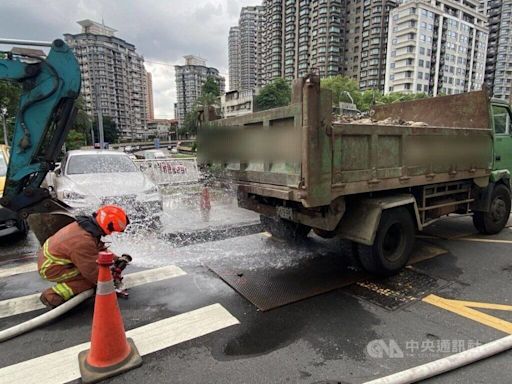 新店瓦斯管線遭挖破 消防水線防氣爆、警交管