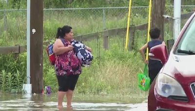 "Preferí no arriesgar a mis hijos": hispana es evacuada junto a su familia ante riesgo de inundaciones