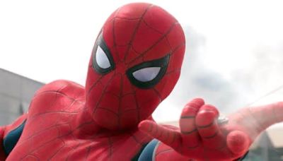 Spider-Man, nuove foto di Tom Holland sul set svelano il costume originale del MCU