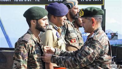 Army Chief Gen Upendra Dwivedi visits forward areas along LoC in Kashmir