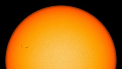 Mancha solar 'estranha' no sol preocupa cientistas com erupções direcionadas à terra