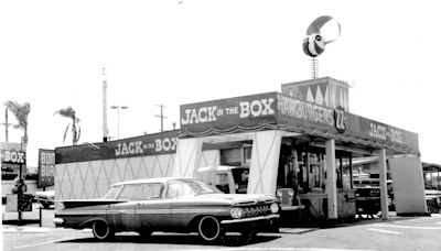 35 incredible photos of drive-thru restaurants through the decades