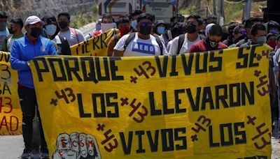 Familias de los normalistas de Ayotzinapa acampan en el Zócalo y exigen reunirse con López Obrador