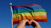 Aficionado burla seguridad en Qatar y salta a la cancha con bandera LGBT+