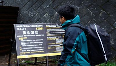 日本富士山亂象橫生脫序行為頻傳 山梨縣考慮禁輕裝登山