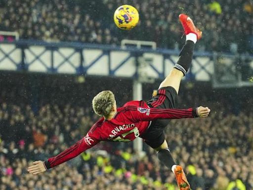 Para enmarcarlo: Alejandro Garnacho recibió premio al mejor gol de la temporada en la Premier League