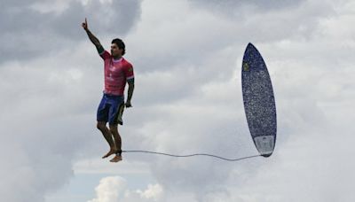 Surfer Gabriel Medina defies gravity in viral Olympic photo - National | Globalnews.ca