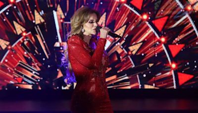 Lucía Méndez sufre bochornosa caída durante su show ‘Vedette’ en México | VIDEO
