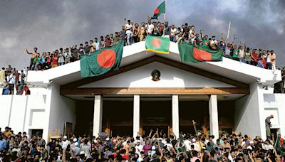 孟加拉變天 總理難抵示威辭職離國 過千民眾佔據哈西娜官邸 軍方組臨時政府