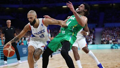 Brasil perde de virada para a França na estreia masculina no basquete