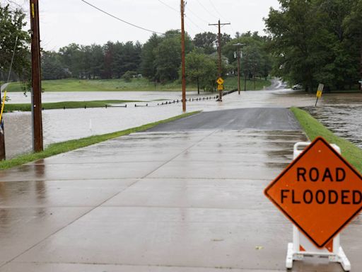 Flash flooding closes several major roads in southwestern Illinois. Avoid these routes