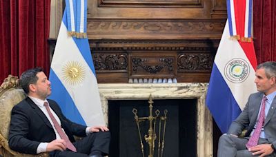 La Nación / Hay apertura para dar solución justa al tema hidrovía, dice Latorre tras reunión en Argentina