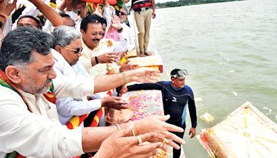 CM offers 'Bagina' at KRS Dam - Star of Mysore