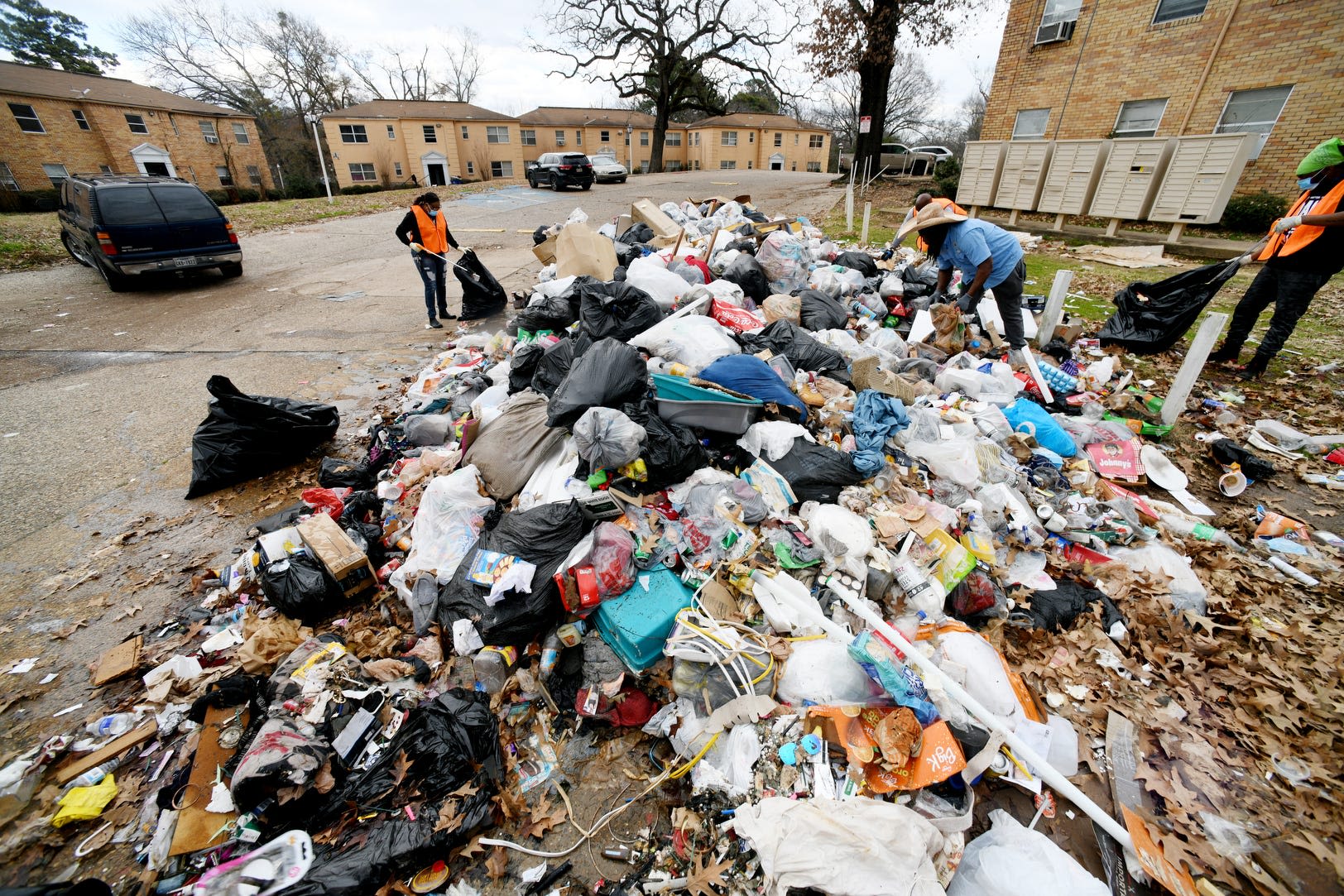 Trash, rodents, missing management: Go inside some of Shreveport's problem apartments