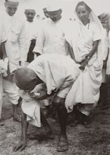 File:Gandhi at Dandi 5 April 1930.jpg - Wikimedia Commons