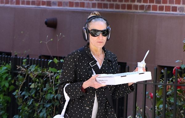 Sarah Jessica Parker Is the Chicest Pizza Delivery Woman There Ever Was