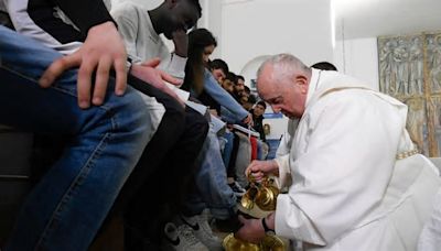 El papa Francisco en silla de ruedas lava los pies a doce reclusas en Roma este Jueves Santo