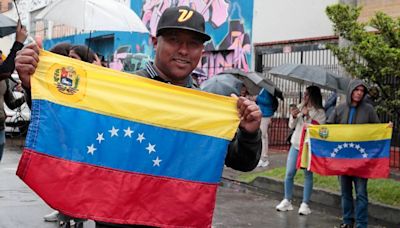 Cientos de venezolanos votan en Colombia, a pesar de la lluvia | El Universal