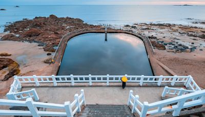 Oubliez Bondi Beach, cette ville de Bretagne possède une piscine d'eau de mer digne des plus beaux spots d'Australie