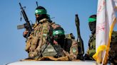 Familiares de rehenes publican un vídeo de milicianos de Hamás secuestrando a cinco mujeres soldado israelíes