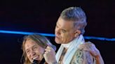 Robbie Williams y Mark Owen, los dos excomponentes de Take That, vuelven a cantar juntos doce años después