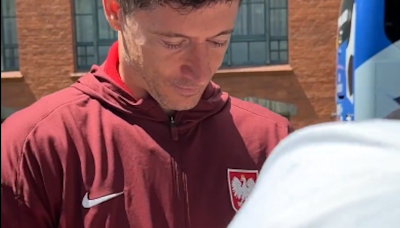 Lewandowski firma autógrafos y consuela a un lloroso aficionado