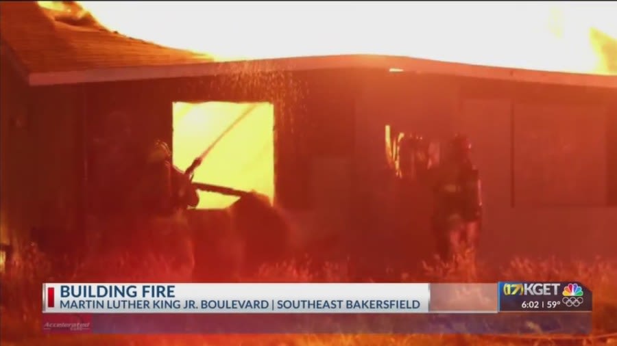 Building catches fire in southeast Bakersfield