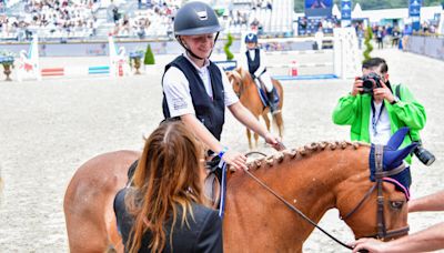 Giulia Sarkozy : Jeune cavalière impressionnante en compétition à Paris, ses parents Carla Bruni et Nicolas Sarkozy si fiers !