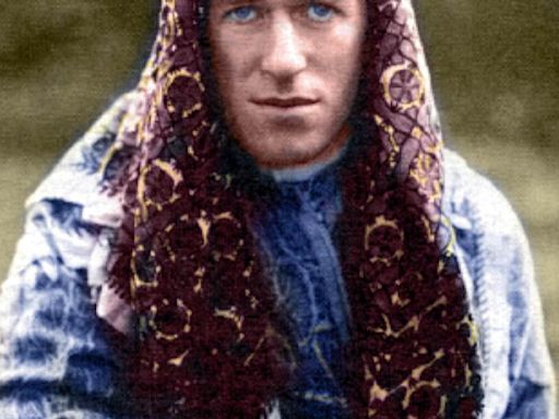 Are there any statues in the UK of Lawrence of Arabia?