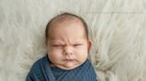 "Bebê mal-humorado" conquista web com fotos de ensaio newborn; confira