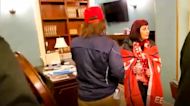 Divulgan nuevos videos del momento cuando asaltaban la oficina de Nancy Pelosi